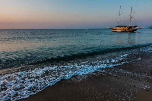Gündoğumu Kumsalda Deniz — Stok fotoğraf