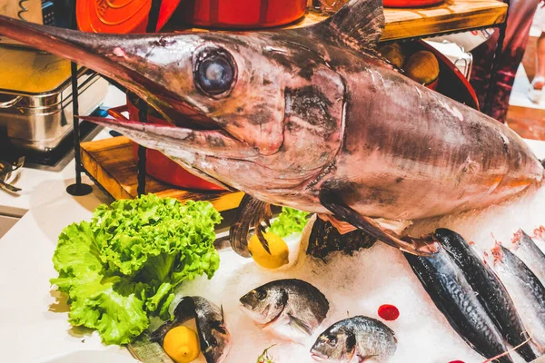 Espada Pescado Sobre Mesa Restaurante —  Fotos de Stock