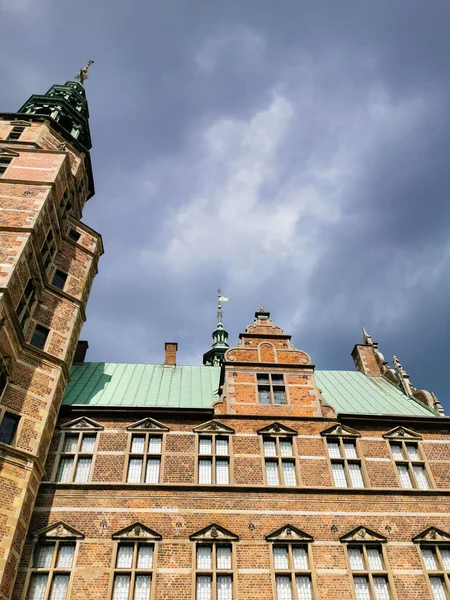 Kopenhag, Danimarka - 29 Temmuz 2019. Kopenhag yazı. Güzel mimari seyahat geçmişi.