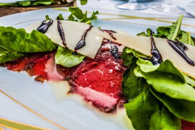 Beyaz plakalı arka planda bir Carpaccio dana eti.