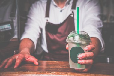Mojito yapımı kafenin arka planında