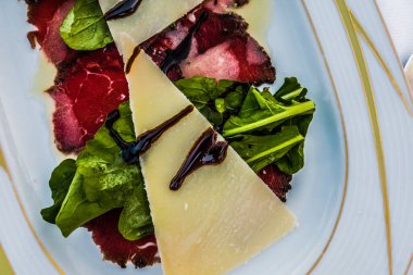 Beyaz plakalı arka planda bir Carpaccio dana eti.