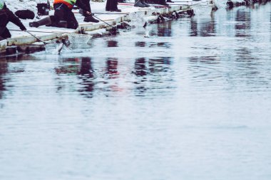 Gölde alabalık avı. Balıkçılık eğlencesi