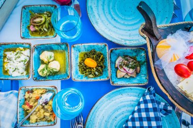 Balık restoranının arka planında farklı aperatifler.