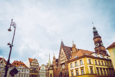 Wrocaw, Polonya - 15 Haziran 2019. Wroclaw şehrinin caddeleri ve evleri. Şehir manzarası