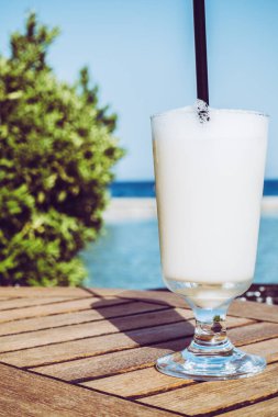 Deniz kenarındaki barda kokteyller.