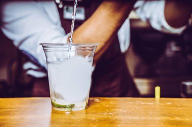 Mojito yapımı kafenin arka planında
