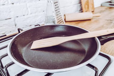 Mutfak eşyaları beyaz mutfakta.