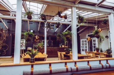 Parkta güzel bir açık hava restoranı var.