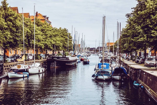 Värikkäitä Historiallisia Taloja Vanhoja Puisia Veneitä Jotka Sijaitsevat Kuuluisan Christianshavnin — kuvapankkivalokuva