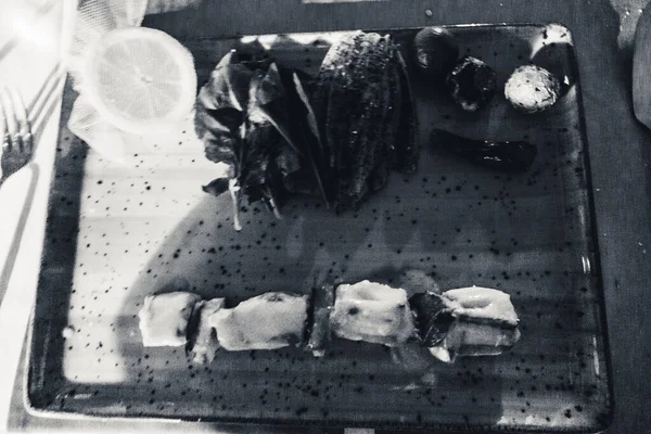 鉄板旅行の背景にホタテ揚げ — ストック写真