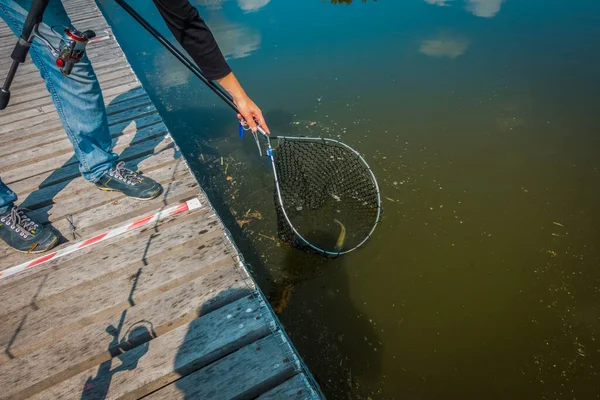 湖の旅の背景にパイク釣り — ストック写真