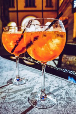 Akşam kafesinde Aperol kokteyli.