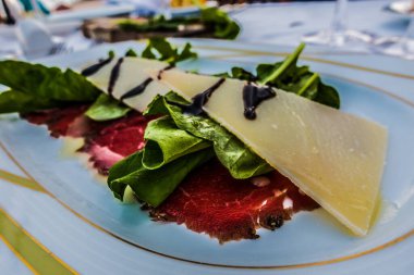 Beyaz plakalı arka planda bir Carpaccio dana eti.