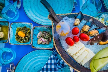 Balık restoranının arka planında farklı aperatifler.