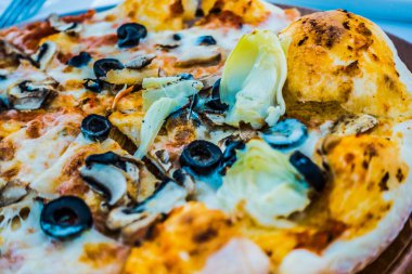 Restoranın arka planında pizza.