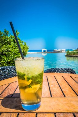 Mojito kokteyli deniz arka planında bir masada.