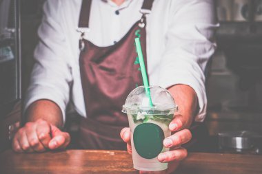 Mojito yapımı kafenin arka planında