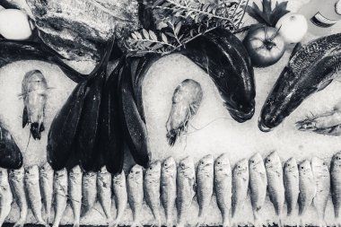 Balık lokantasının arka planında buzdaki balıklar