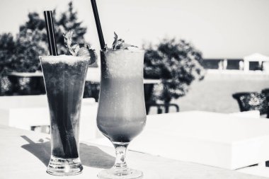 Deniz kenarındaki tatil beldesi bar seyahatinde kokteyller