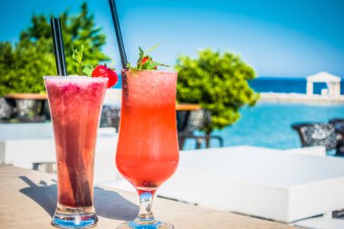 Deniz kenarındaki bar yolculuğunda kokteyller