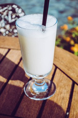 Deniz kenarındaki barda kokteyller.