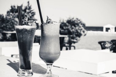 Deniz kenarındaki bar yolculuğunda kokteyller