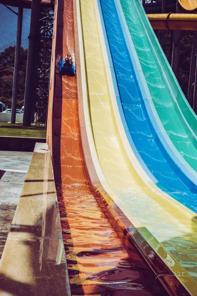 Jongen Rijdt Een Dia Het Waterpark — Stockfoto