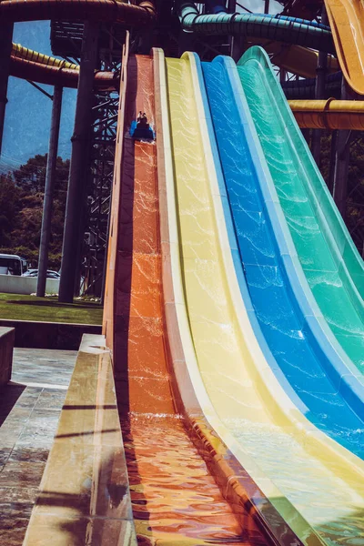 Jongen Rijdt Een Dia Het Waterpark — Stockfoto