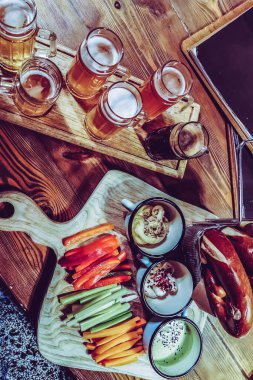 Güzel bir barda bira ve atıştırmalıklar