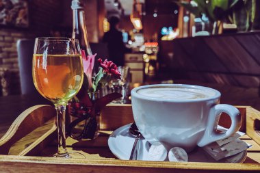 Bir kafede tepside kahve