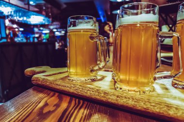 Güzel bir barda bira ve atıştırmalıklar