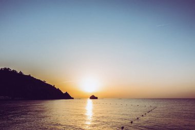 Deniz kenarında güzel gündoğumu