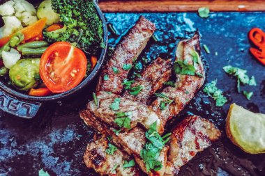 Biftek ve patates arka planda.