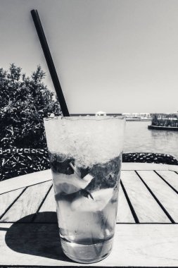 Mojito kokteyli deniz arka planında bir masada.