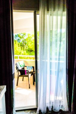 Güzel sahil beldesi. Yeşil ve çiçekler arka planda dolaşır