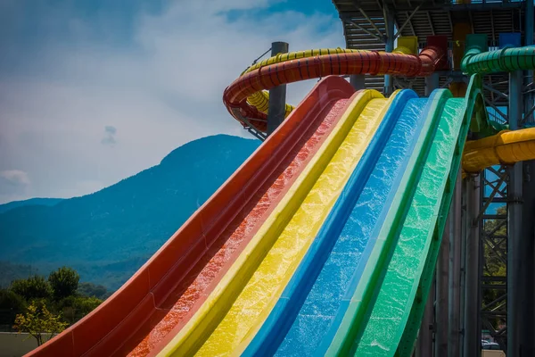 Lovagló Vízi Csúszdák Vízi Park Utazási Hátterében — Stock Fotó