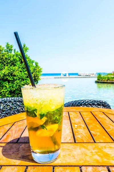 Cocktail Mojito Tavolo Uno Sfondo Marino Viaggiare Sfondo Esterno — Foto Stock