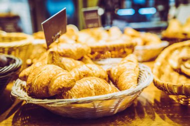 Kahvaltı için kafede nefis taze hamur işleri.