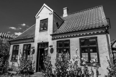 Resimli bir köyde güzel bir Danimarka mimarisi