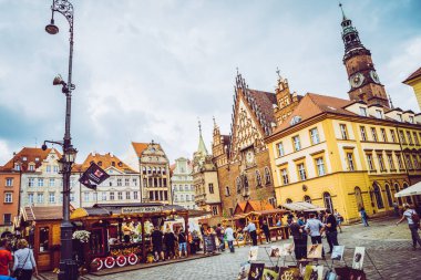 Wroclaw, Polonya - 15 Haziran 2019 Wroclaw Evleri ve Wroclaw şehrinin sokakları. Şehir manzarası