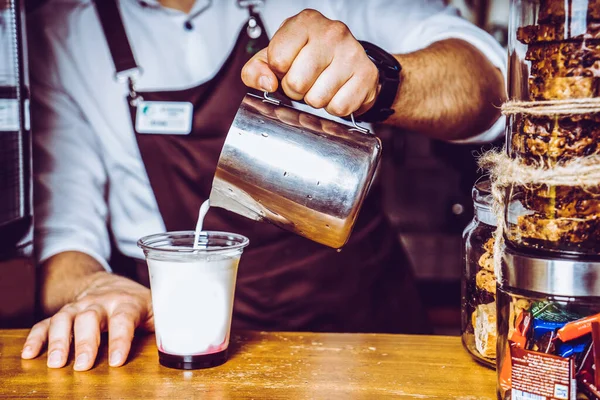 Barista Hace Café Fondo Café —  Fotos de Stock