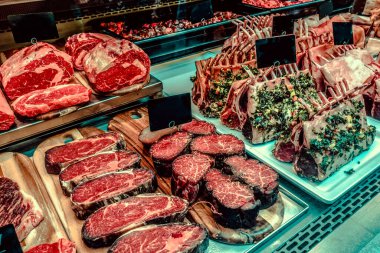 Tezgahta farklı türde taze et var.