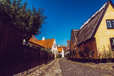 Resimli bir köyde güzel bir Danimarka mimarisi