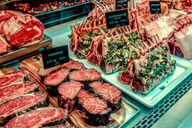 Tezgahta farklı türde taze et var.