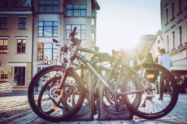 Eski renkli evleri olan Wroclaw merkez pazar meydanı