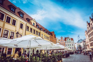 Eski renkli evleri olan Wroclaw merkez pazar meydanı