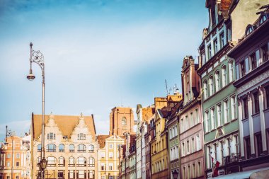 Eski renkli evleri olan Wroclaw merkez pazar meydanı