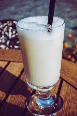 Deniz kenarındaki barda kokteyller.