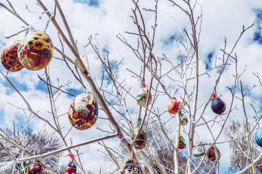 Paskalya yumurtaları ahşap dallar üzerinde Paskalya teması